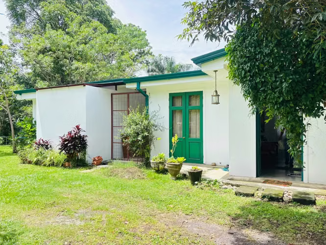 Se Alquila Casa amoblada,  con amplio jardín Santa Ana KVV