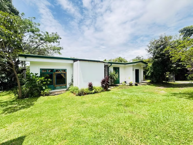 Se Alquila Casa amoblada,  con amplio jardín Santa Ana KVV