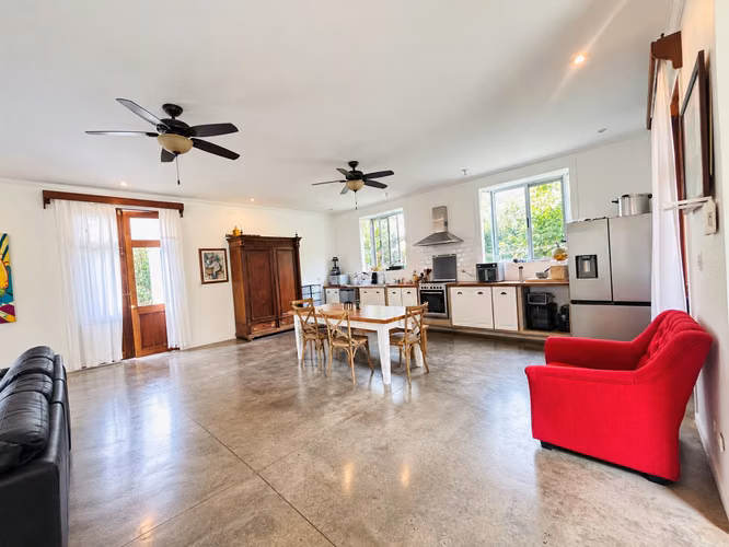 Se Alquila Casa amoblada,  con amplio jardín Santa Ana KVV