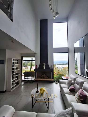 5 bedroom luxury home with city views!  - Imagen 4