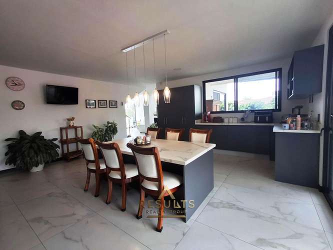 5 bedroom luxury home with city views!  - Imagen 8