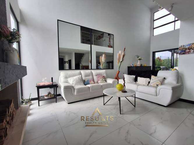 5 bedroom luxury home with city views!  - Imagen 5