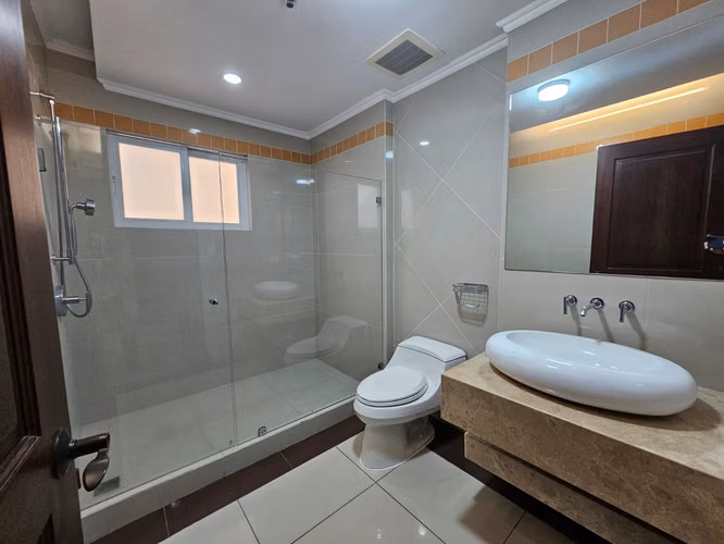 Sabana Sur, elegante-lujoso-amplio 122 m2, 2 hab. p/cama King, 2 baños, balcon, amenidades. - Imagen 12