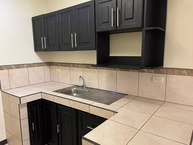 Hermoso y seguro apartamento en Pozos, cerca de todo, salida a Belen y Guachipelin - Imagen 4
