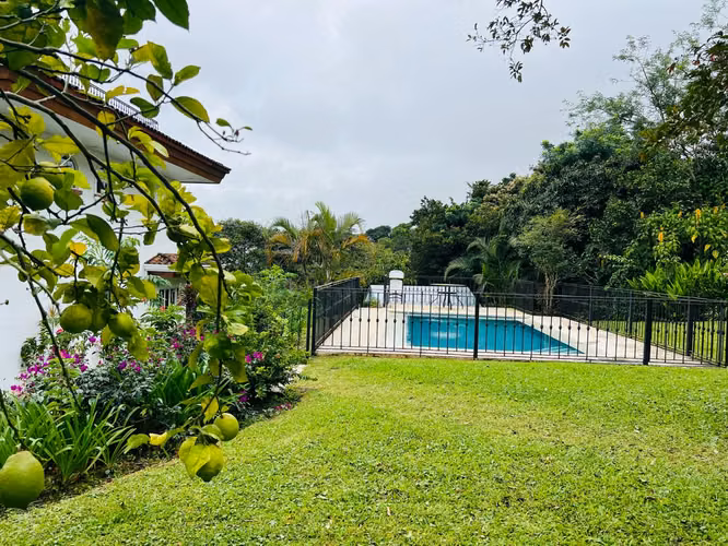 Venta de Casa con vistas que enamoran en Santa Bárbara, Heredia  - Imagen 2