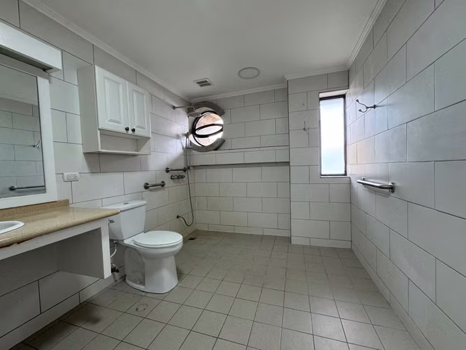 Apartamento/ Casa / Oficina  amplia segundo piso Barrio la Granja 