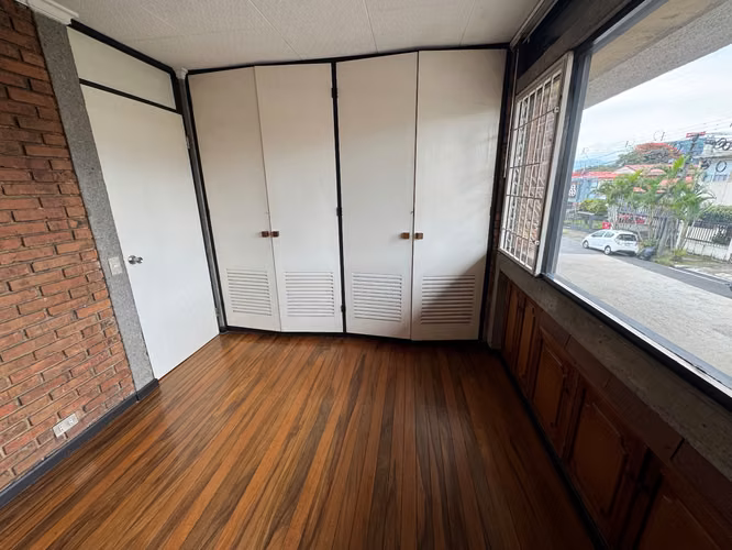 Apartamento/ Casa / Oficina  amplia segundo piso Barrio la Granja 