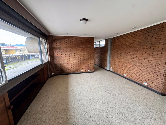 Apartamento/ Casa / Oficina  amplia segundo piso Barrio la Granja 