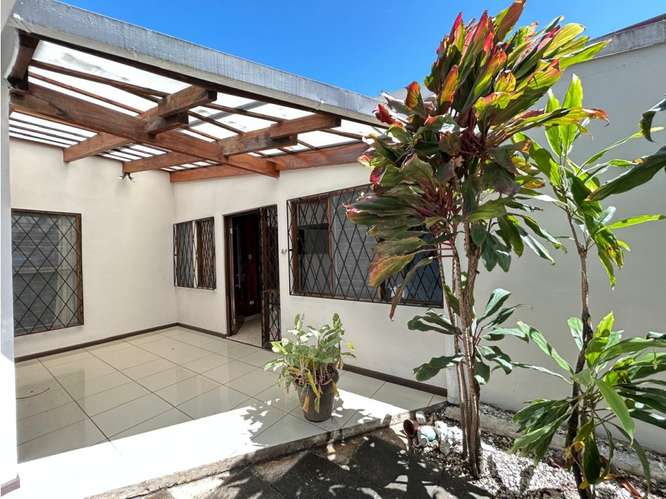 Alquiler La Sabana: casa de 1 piso,independiente y hermoso patio.