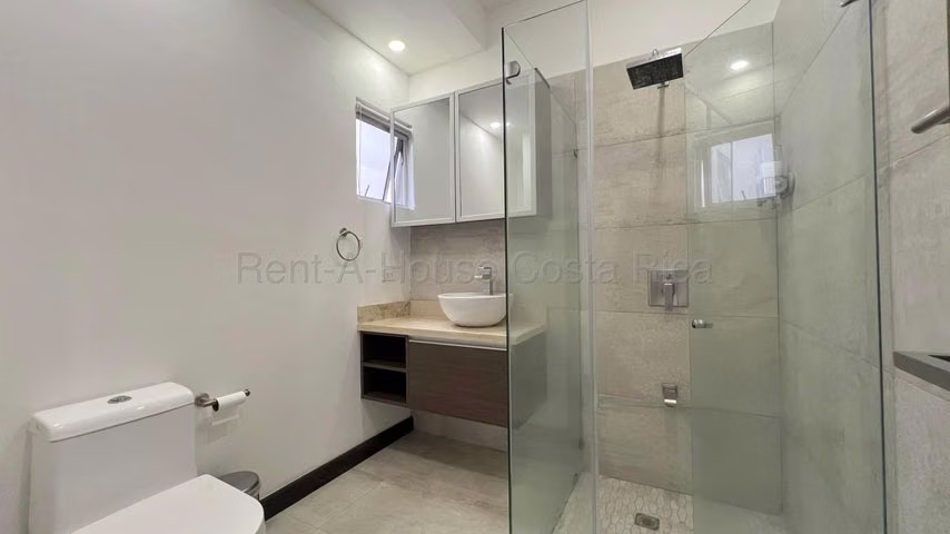 Alquiler de Penthouse AMUEBLADO en San Rafael de Escazú.