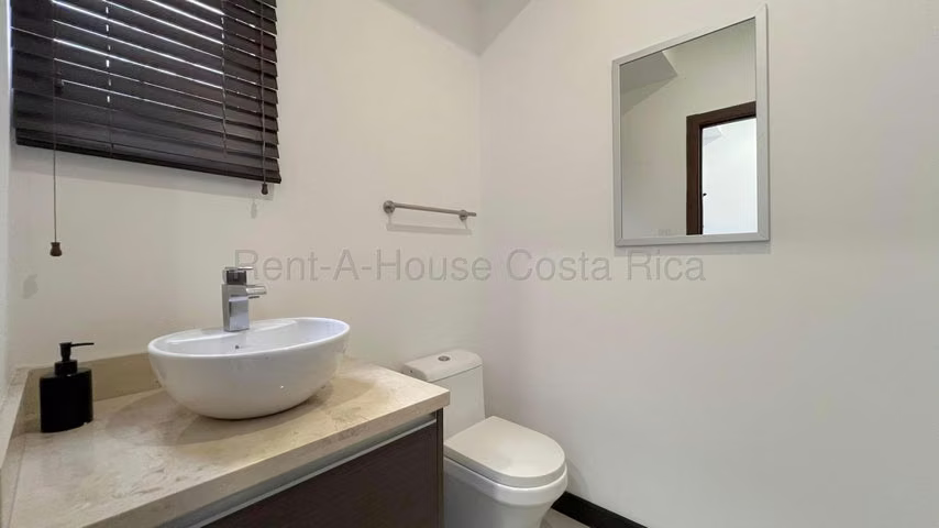 Alquiler de Penthouse AMUEBLADO en San Rafael de Escazú.