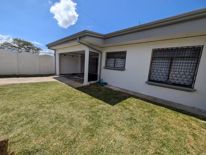 Casa en Heredia/un piso-jardìn grande - Imagen 4