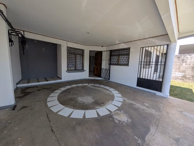 Casa en Heredia/un piso-jardìn grande - Imagen 2