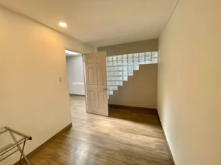 Escazú Hermosa Casa en Alquiler de USO COMERCIAL Amplio Jardín  - Imagen 9