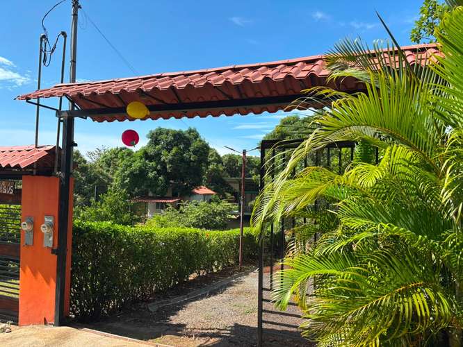 Propiedad de 2.502 m² con casa, piscina y rancho BBQ en Labrador, Orotina