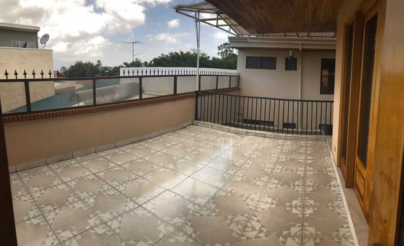 Alquiler de Edificio en El Prado, Curridabat: Perfecto para Comercio, Consultorios o Firma de Servicios - Imagen 11