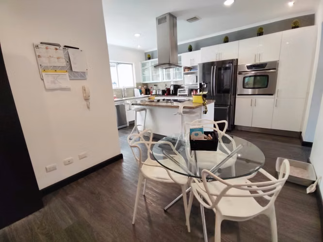 Puerta de Hierro, hermosa, remodelada, 4 hab, 4 baños, sala TV, terraza, bar, jardin, 4 parqueos. - Imagen 3