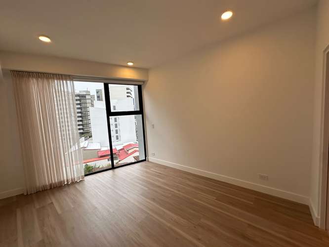 Apartamento con linea blanca en alquiler en condominio Parkwood, Nunciatura. De Lujo 