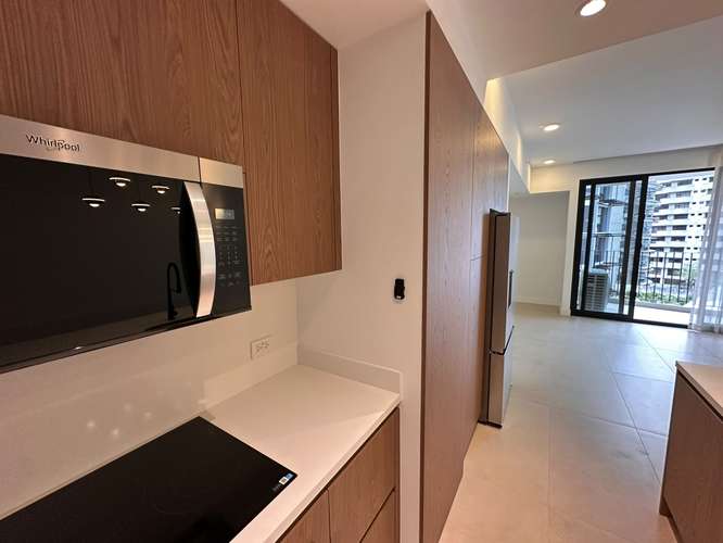 Apartamento con linea blanca en alquiler en condominio Parkwood, Nunciatura. De Lujo 