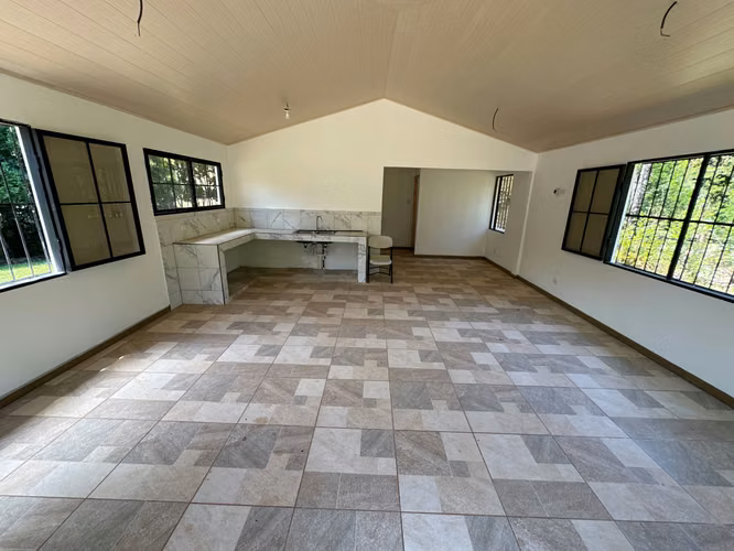 CASA CON PISCINA Y TERRENO DE 1.126 M² EN VENTA — ESPARZA, PUNTARENAS - Imagen 9