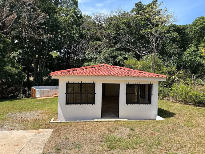 CASA CON PISCINA Y TERRENO DE 1.126 M² EN VENTA — ESPARZA, PUNTARENAS - Imagen 3