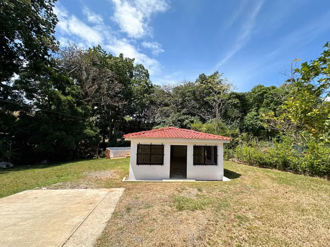 CASA CON PISCINA Y TERRENO DE 1.126 M² EN VENTA — ESPARZA, PUNTARENAS - Imagen 4
