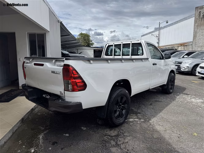 TOYOTA HILUX 2023 MANUAL DIESEL BLANCO - Imagen 5