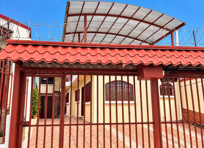 VENTA / Amplia Residencia con Potencial de Ingresos Adicionales en La Uruca, San José - Imagen 2