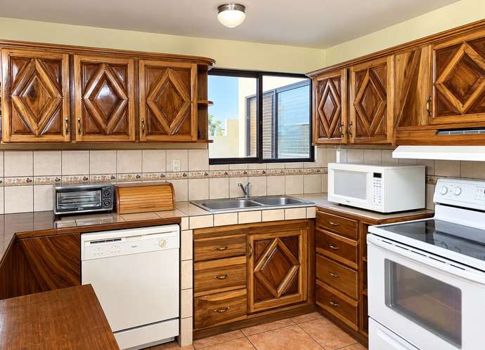 VENTA / Amplia Residencia con Potencial de Ingresos Adicionales en La Uruca, San José - Imagen 8