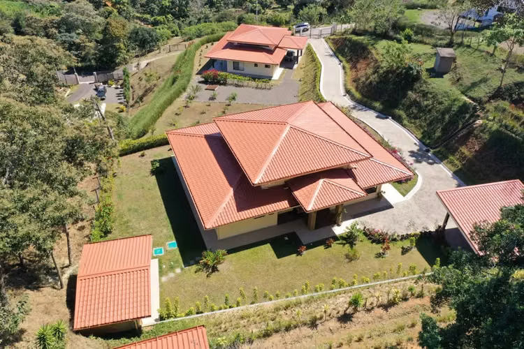 Casa Amueblada con Vistas al Valle en Alquiler a Largo Plazo – Atenas - Imagen 18