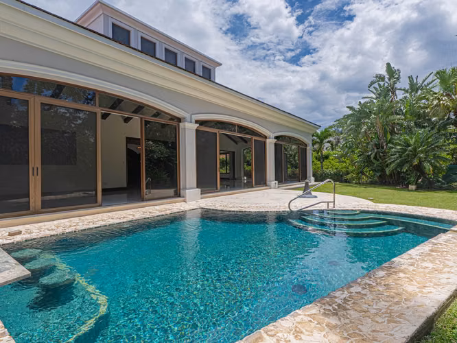 Casa de lujo en venta en Bosques de Lindora – Piscina privada y detalles arquitectónicos únicos* - Imagen 8
