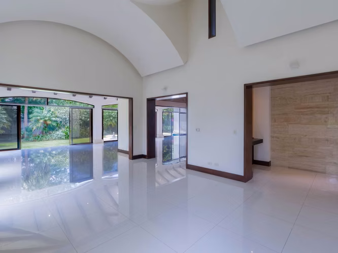 Casa de lujo en venta en Bosques de Lindora – Piscina privada y detalles arquitectónicos únicos* - Imagen 2