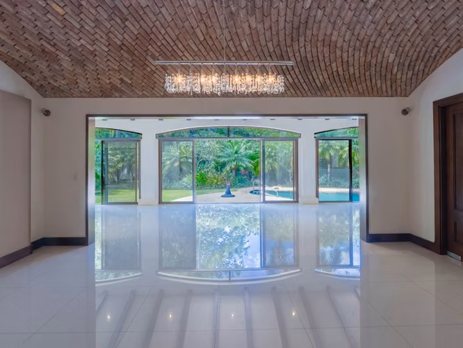 Casa de lujo en venta en Bosques de Lindora – Piscina privada y detalles arquitectónicos únicos* - Imagen 9