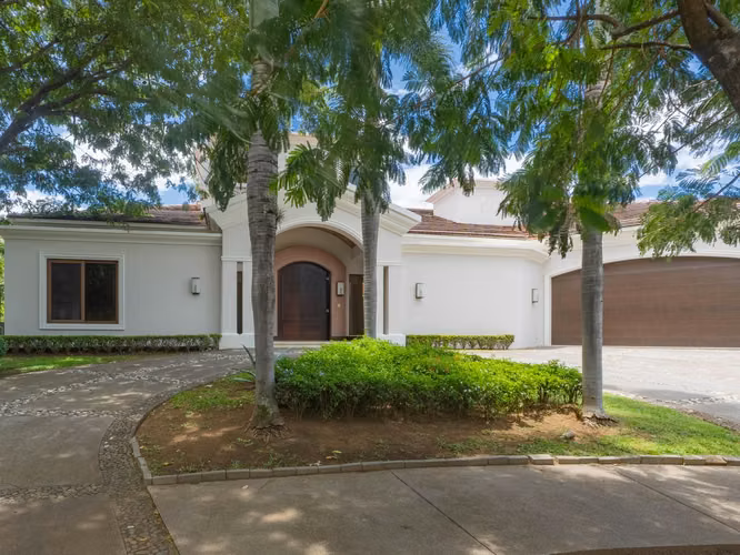 Casa de lujo en venta en Bosques de Lindora – Piscina privada y detalles arquitectónicos únicos*