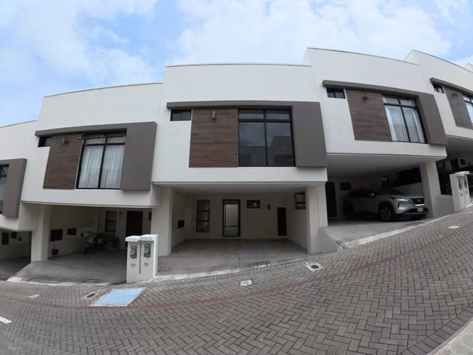 SE VENDE CASA EN CONDOMINIO CERCA DEL CENTRO DE MORAVIA