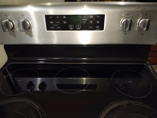 Cocina eléctrica vitrocerámica con horno de convección tecnología Aire Fry, Warn Zone y Self Clean