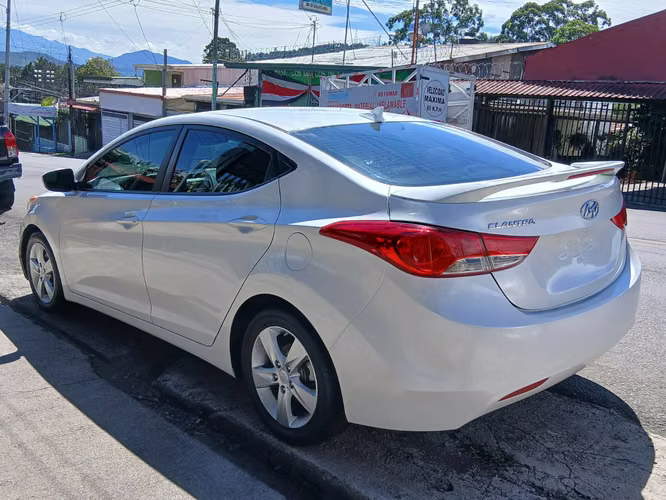 Hyundai elantra  - Imagen 2