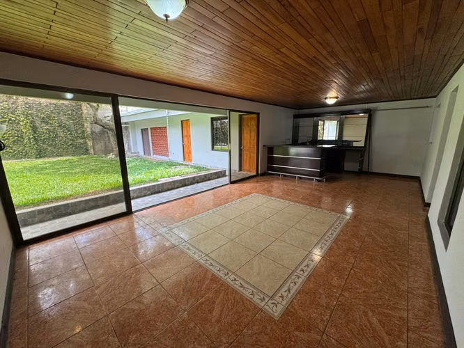  ¡Vivir en una sola planta, con amplio patio, en Rohrmoser! Casa en alquiler. 