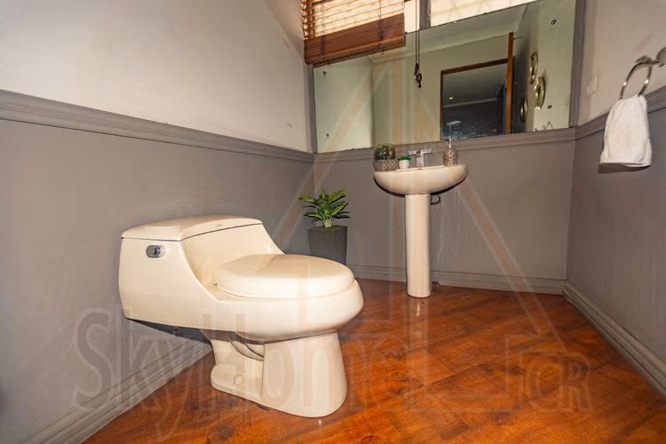 Casa en alquiler / Cerca de Plaza del Sol, Curridabat / Esquinera / Uso de suelo comercial / Amplios espacios - Imagen 9