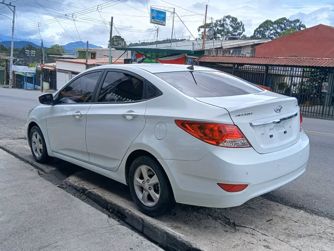 Hyundai accent con quemacocos  - Imagen 6