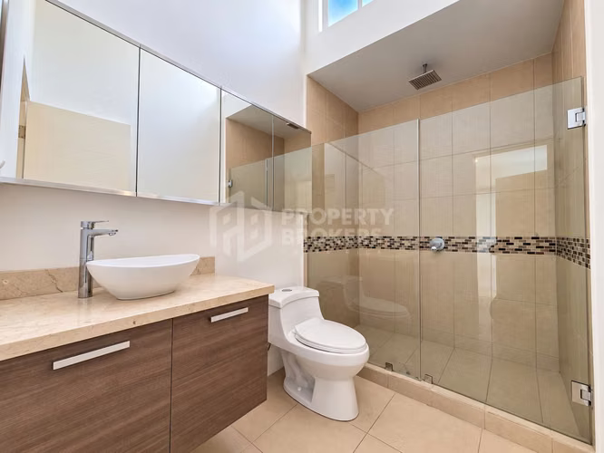 Alquiler de casa | Santa Ana | Línea blanca | 3 hab | Jardín | Terraza | $1550
