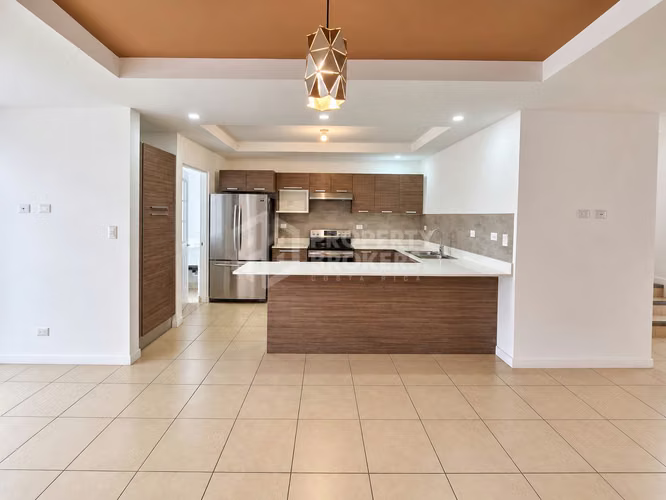 Alquiler de casa | Santa Ana | Línea blanca | 3 hab | Jardín | Terraza | $1550