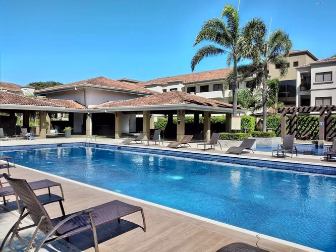 Montesol, amueblado, muy lindo y fino, 1 hab, 1 baño, 2 parqueos, A/C, piso 3, balcon-vista.  - Imagen 4