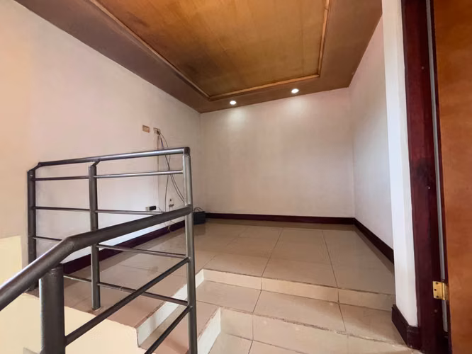 Alquiler Apartamento de 2 pisos en Montes Oca  - Imagen 9