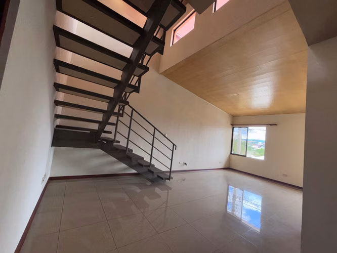 Alquiler Apartamento de 2 pisos en Montes Oca 