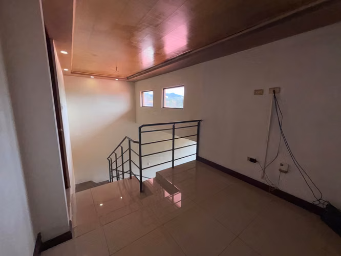 Alquiler Apartamento de 2 pisos en Montes Oca  - Imagen 11