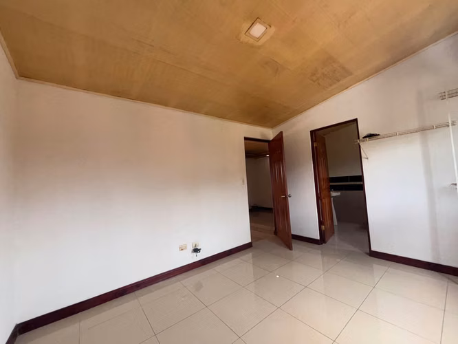 Alquiler Apartamento de 2 pisos en Montes Oca  - Imagen 6