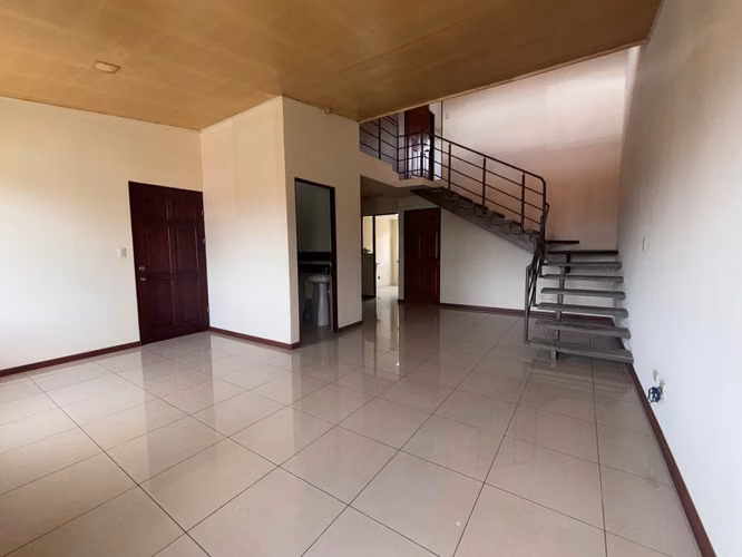 Alquiler Apartamento de 2 pisos en Montes Oca  - Imagen 4