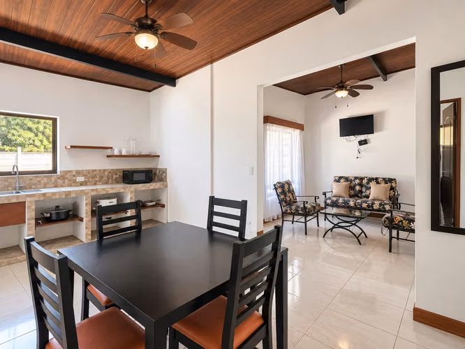 RENTA VACACIONAL | PROPIEDAD AMUEBLADA CON PISCINA Y CASA DE HUÉSPEDES. TAMARINDO, GUANACASTE - Imagen 17