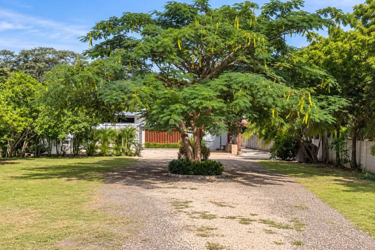RENTA VACACIONAL | PROPIEDAD AMUEBLADA CON PISCINA Y CASA DE HUÉSPEDES. TAMARINDO, GUANACASTE - Imagen 11